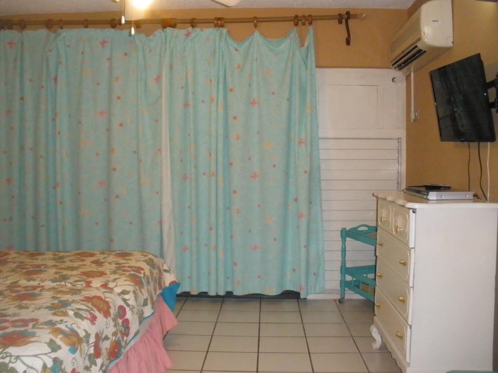 Villa Criss Ocho Rios Buitenkant foto
